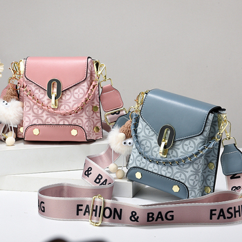 PVC crossbody torba, ulični stil, vertikalnog kvadratnog oblika, magnetska kopča, unutarnja džep za mobitel