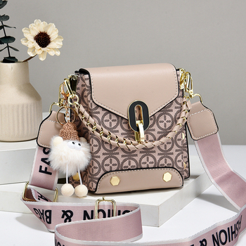 PVC crossbody torba, ulični stil, vertikalnog kvadratnog oblika, magnetska kopča, unutarnja džep za mobitel