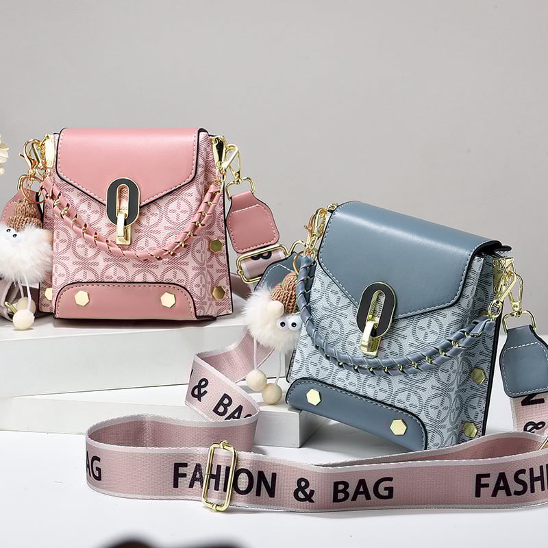 PVC crossbody torba, ulični stil, vertikalnog kvadratnog oblika, magnetska kopča, unutarnja džep za mobitel