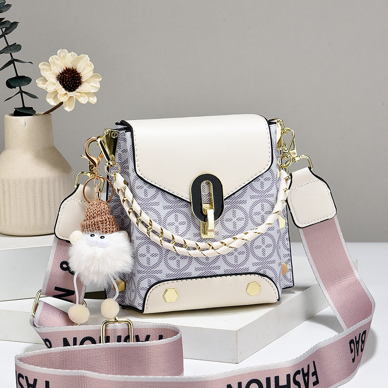 PVC crossbody torba, ulični stil, vertikalnog kvadratnog oblika, magnetska kopča, unutarnja džep za mobitel