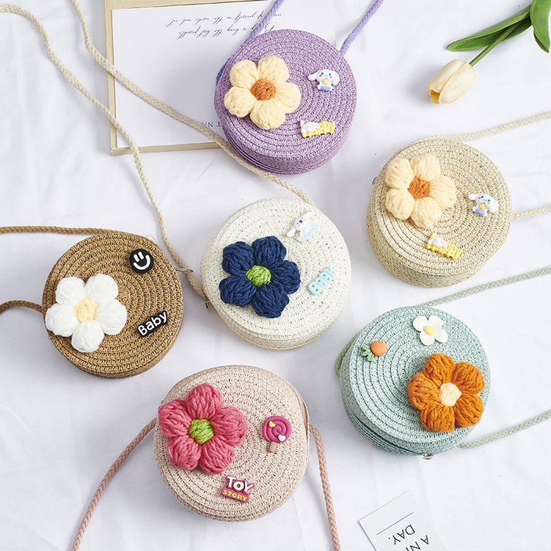 Dječja slamnata crossbody okrugla torbica za djevojčice – vrtić, proljeće 2024, uzorak slova
