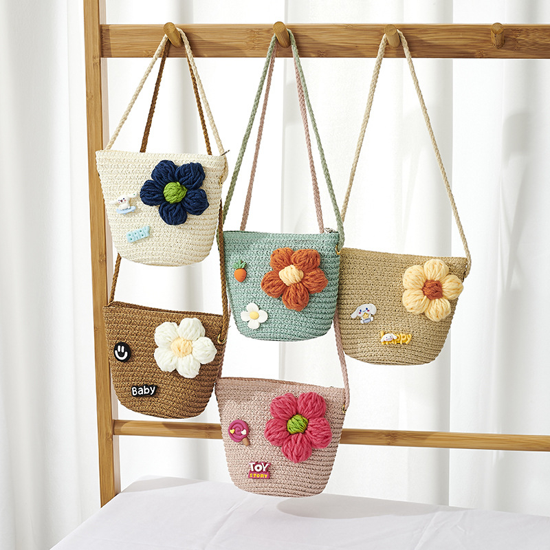 Dječja slamnata crossbody okrugla torbica za djevojčice – vrtić, proljeće 2024, uzorak slova