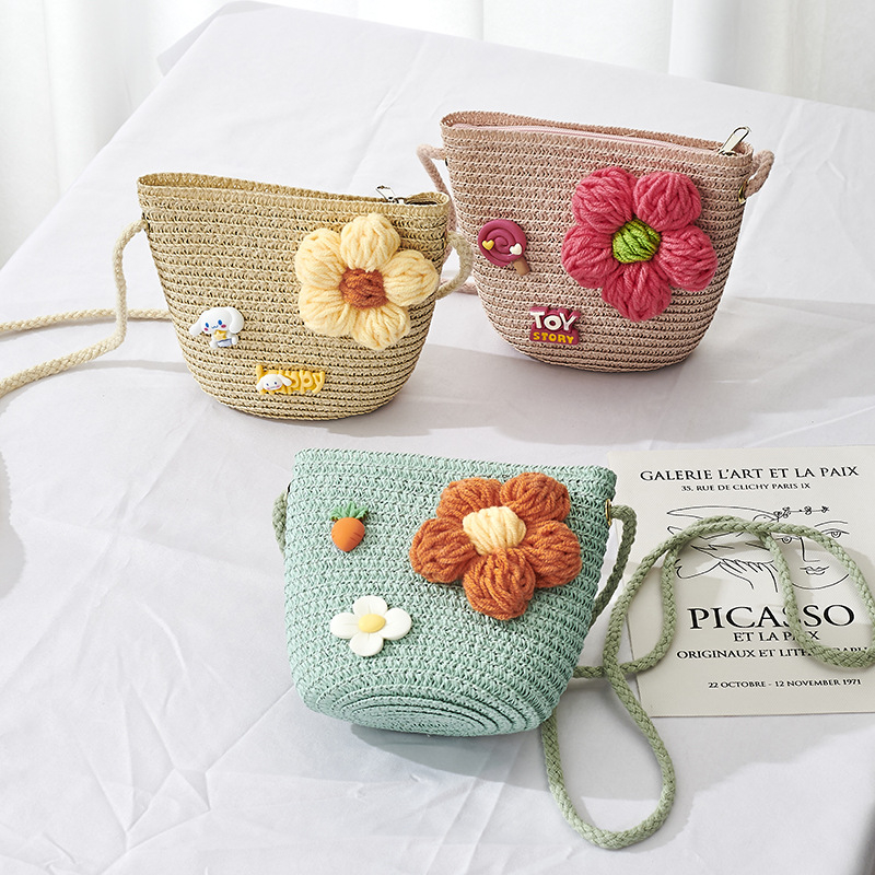 Dječja slamnata crossbody okrugla torbica za djevojčice – vrtić, proljeće 2024, uzorak slova