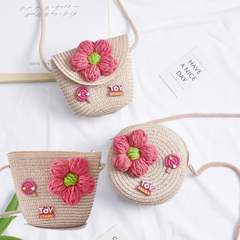 Dječja slamnata crossbody okrugla torbica za djevojčice – vrtić, proljeće 2024, uzorak slova