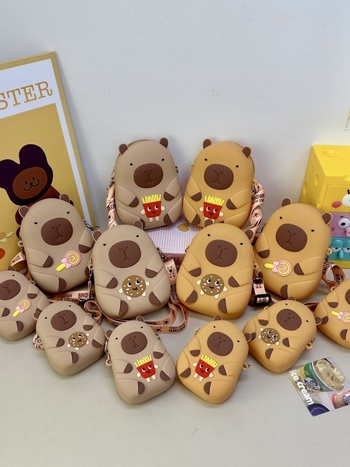 Capybara silikonová taška cez rameno pre dievčatá a deti, kreslený zvierací vzor, unisex skladovací doplnok, predškolský vek, jar 2025