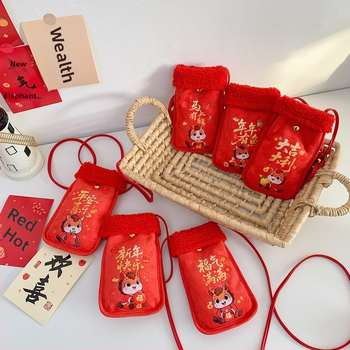 Detská crossbody taška na mince – plyšový materiál, textový vzor, bez podšívky, HAONNA, denné nosenie v škôlke