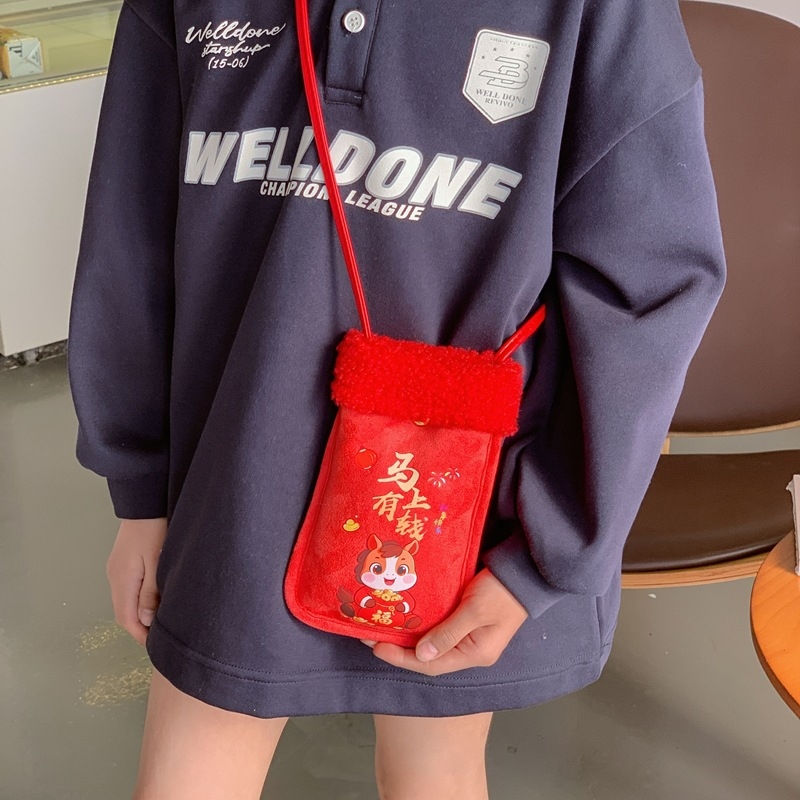 Detská crossbody taška na mince – plyšový materiál, textový vzor, bez podšívky, HAONNA, denné nosenie v škôlke