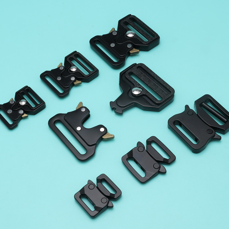 Αγκράφα ζώνης για τσάντες: Cobra-αγκράφα από κράμα ψευδαργύρου, street style, άνοιξη 2025