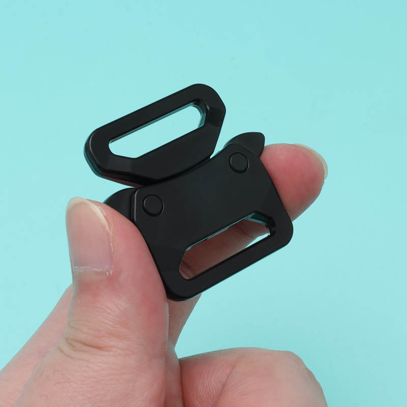 Αγκράφα ζώνης για τσάντες: Cobra-αγκράφα από κράμα ψευδαργύρου, street style, άνοιξη 2025