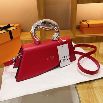 Дамска PU презрамна чанта за рамо, хоризонтална квадратна форма, цип за затваряне; вътрешни джобове за телефон и ID и джоб с ламиниран цип; PU подкладка; една презрамка; пролет 2025.