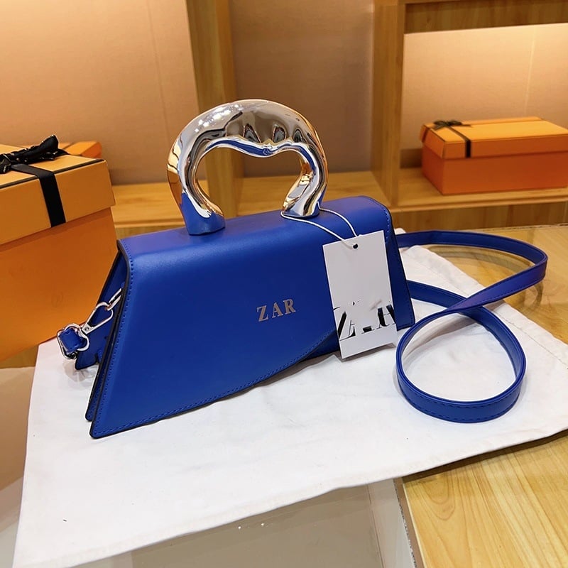 Дамска PU презрамна чанта за рамо, хоризонтална квадратна форма, цип за затваряне; вътрешни джобове за телефон и ID и джоб с ламиниран цип; PU подкладка; една презрамка; пролет 2025.