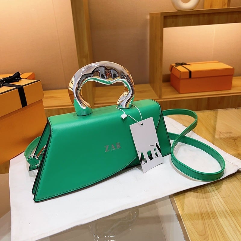 Дамска PU презрамна чанта за рамо, хоризонтална квадратна форма, цип за затваряне; вътрешни джобове за телефон и ID и джоб с ламиниран цип; PU подкладка; една презрамка; пролет 2025.