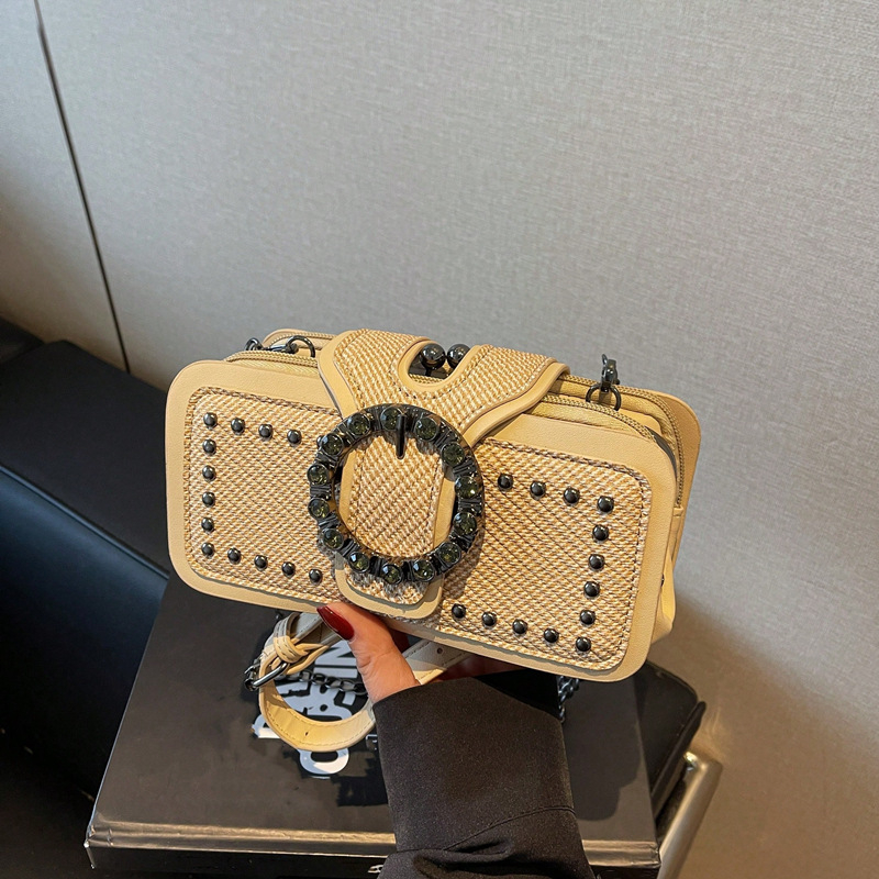 Кроссбоди чанта със синджир – ретро стил, хоризонтална квадратна форма, PU кожа, заключващ механизъм, вътрешни джобове за телефон и лична карта, подплата полиестер