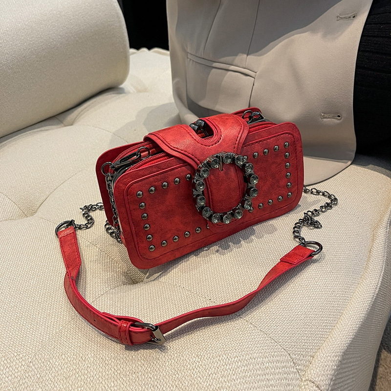 Кроссбоди чанта със синджир – ретро стил, хоризонтална квадратна форма, PU кожа, заключващ механизъм, вътрешни джобове за телефон и лична карта, подплата полиестер