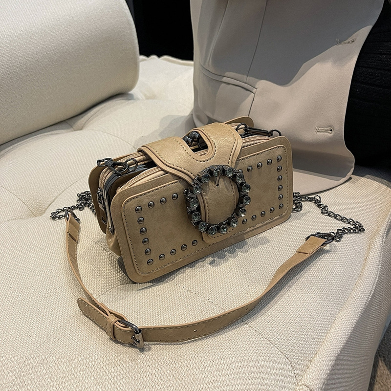 Кроссбоди чанта със синджир – ретро стил, хоризонтална квадратна форма, PU кожа, заключващ механизъм, вътрешни джобове за телефон и лична карта, подплата полиестер