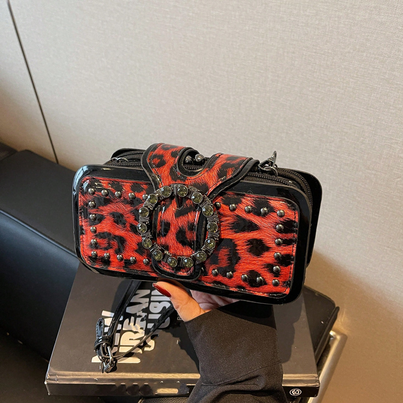 Кроссбоди чанта със синджир – ретро стил, хоризонтална квадратна форма, PU кожа, заключващ механизъм, вътрешни джобове за телефон и лична карта, подплата полиестер