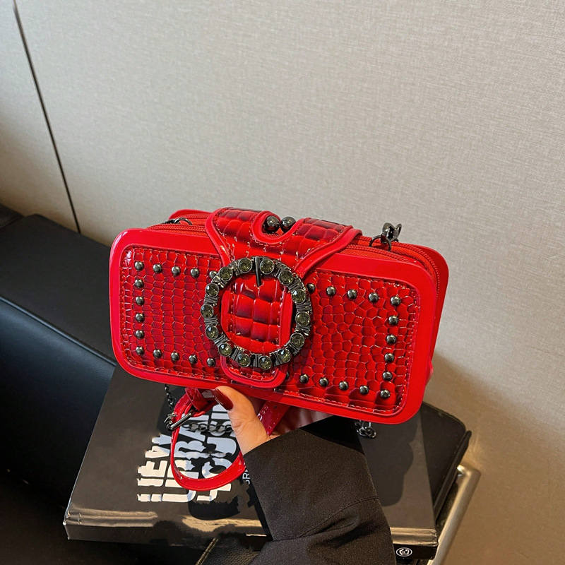 Кроссбоди чанта със синджир – ретро стил, хоризонтална квадратна форма, PU кожа, заключващ механизъм, вътрешни джобове за телефон и лична карта, подплата полиестер