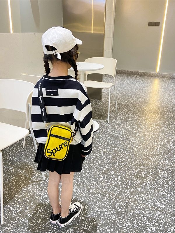 Dječja mini crossbody torbica s sjajnim završetkom, ultra lagana PU konstrukcija, uzorak s slovima, za svakodnevnu upotrebu