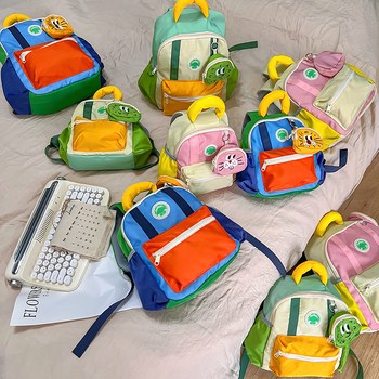 Laste nailonist seljakott kontrastse musteriga, sobib lasteaeda ja igapäevaseks kasutamiseks (Materjal: nailon; Vooder: polüester-puuvill; Funktsioon: koorma vähendamine; Stiil: lapselik ja armas)