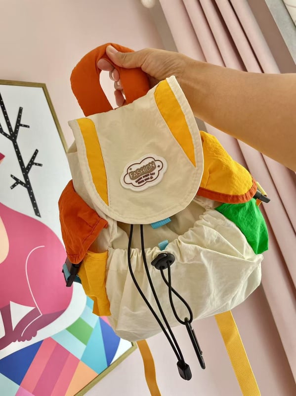 Laste nailonist seljakott kontrastse musteriga, sobib lasteaeda ja igapäevaseks kasutamiseks (Materjal: nailon; Vooder: polüester-puuvill; Funktsioon: koorma vähendamine; Stiil: lapselik ja armas)