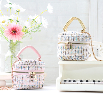 Geantă crossbody box pentru femei — bumbac și in, model grilă, respirabilă, ultra-ușoară, izolată, primăvara 2025, urban minimalist