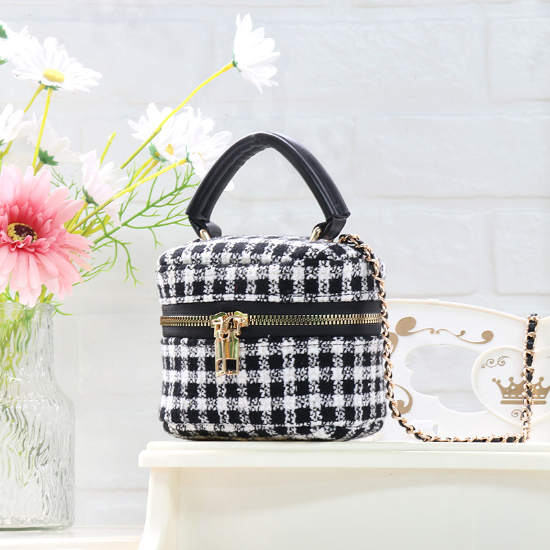 Geantă crossbody box pentru femei — bumbac și in, model grilă, respirabilă, ultra-ușoară, izolată, primăvara 2025, urban minimalist