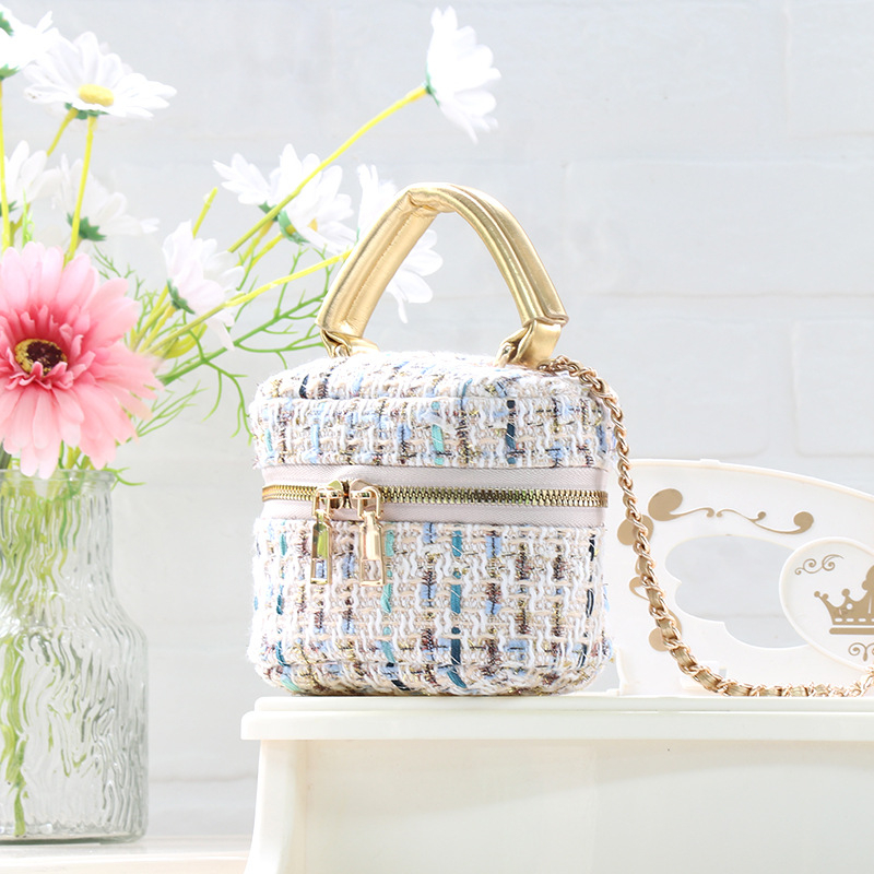 Geantă crossbody box pentru femei — bumbac și in, model grilă, respirabilă, ultra-ușoară, izolată, primăvara 2025, urban minimalist