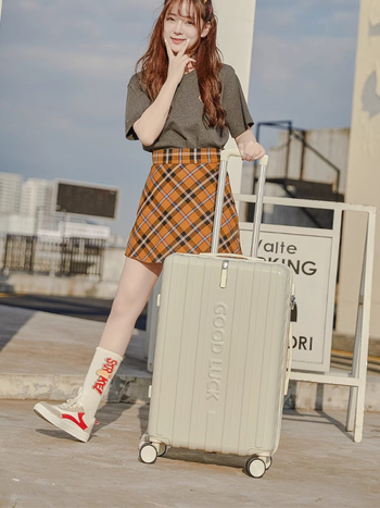 Könnyű poggyász nagy kapacitással, PVC, 3 kg, univerzális kerekek, cipzáras nyitás