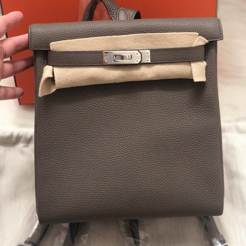 McKendall hátizsák első osztályú marhabőrből, Litchi grain textúra, kapacitás 20 L alatt, iPadhez kompatibilis, ergonómikus hátsó panel