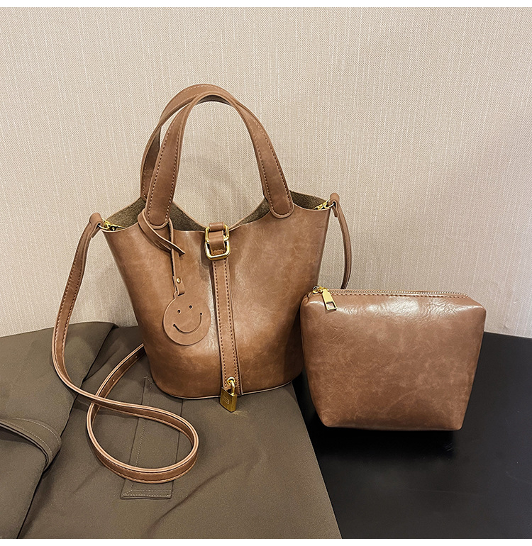 Női Shell Bucket táska – PU bőr, kopásálló, poliészter bélés, egyszínű, keresztpántos kivitel