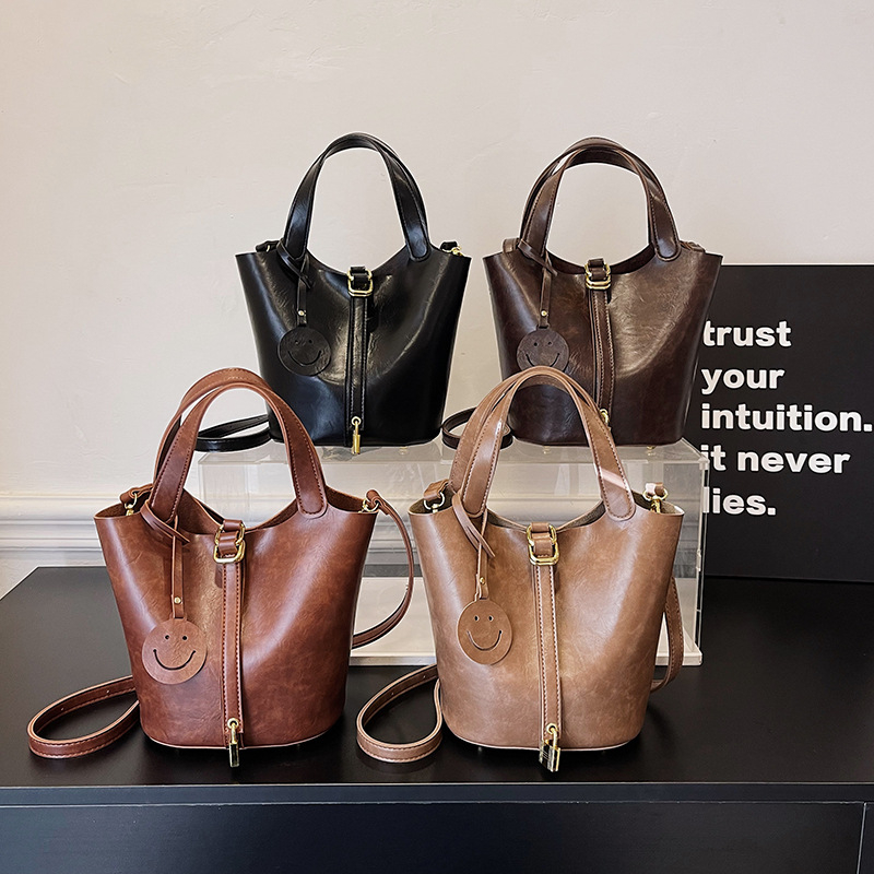 Női Shell Bucket táska – PU bőr, kopásálló, poliészter bélés, egyszínű, keresztpántos kivitel