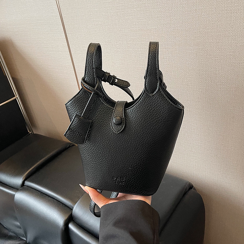 Női Shell Bucket táska – PU bőr, kopásálló, poliészter bélés, egyszínű, keresztpántos kivitel