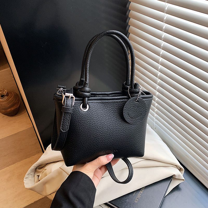 Női Shell Bucket táska – PU bőr, kopásálló, poliészter bélés, egyszínű, keresztpántos kivitel