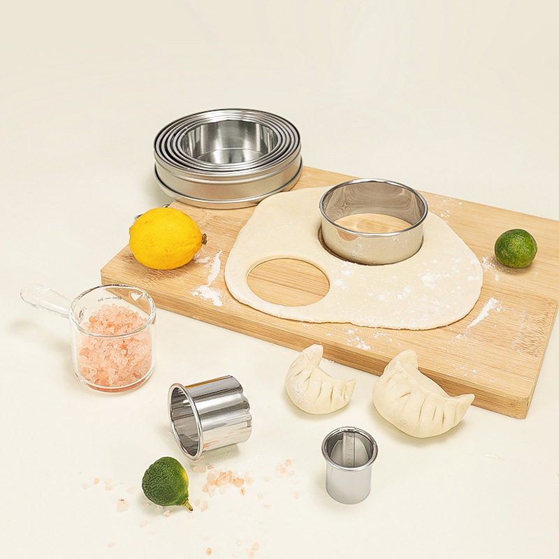 Nehrđajući čelik – kružni mousse ring i set kalupa za kekse, 11-12 komada, minimalistički dizajn