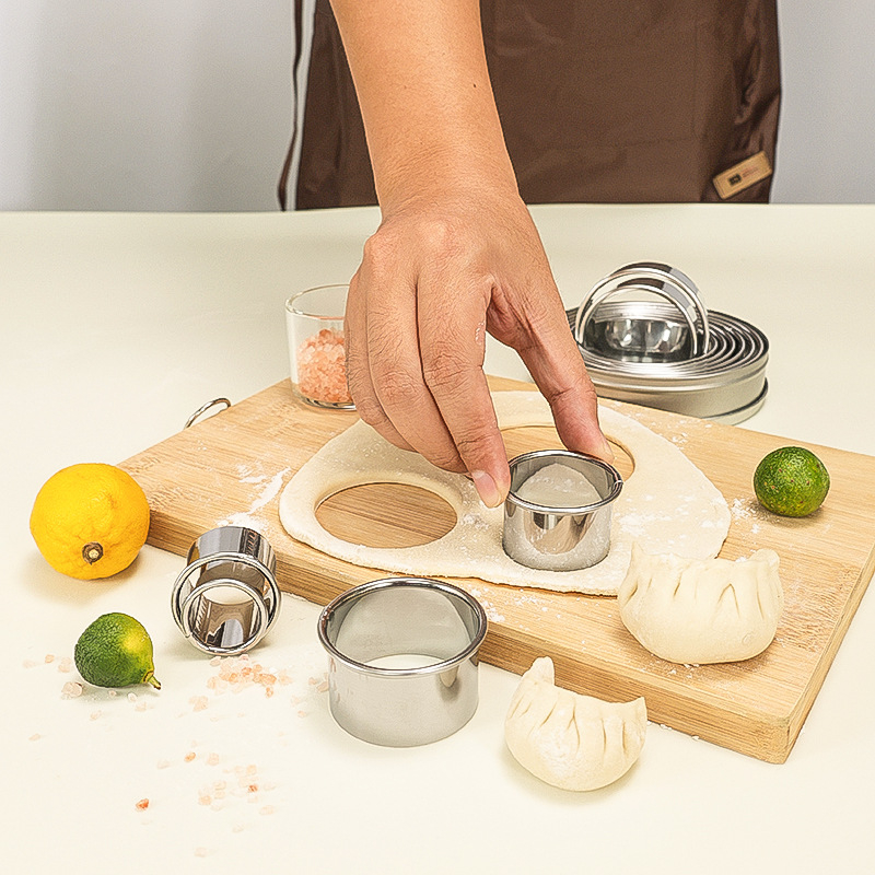 Nehrđajući čelik – kružni mousse ring i set kalupa za kekse, 11-12 komada, minimalistički dizajn