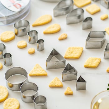 Set od 24 geometrijskih kalupa za kekse za pečenje s geometrijskim uzorcima