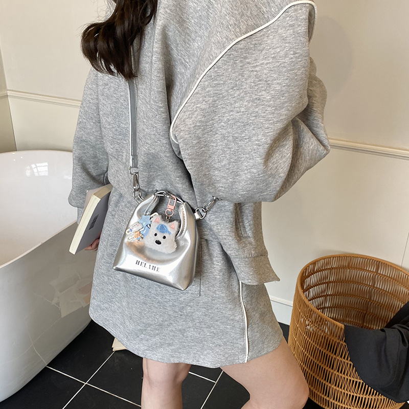 Torba na rame s privjeskom – mini slatka dječja torba za djecu predškolske dobi, unisex, PU materijal, podstava poliester, jednobojna, prozračna.