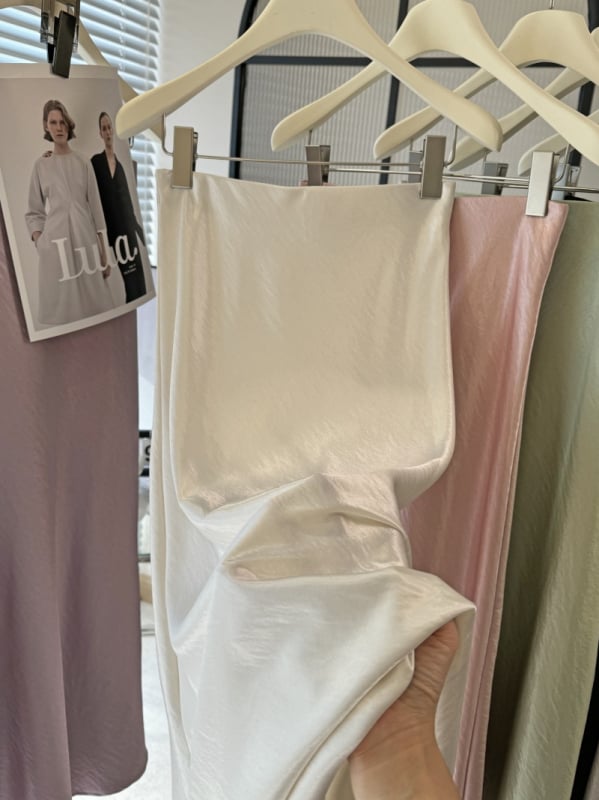 мерсеризиран полиестер, пола с рибена опашка, дълга, едноцветен модел, пролет 2025