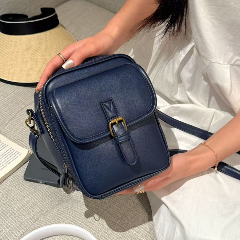 PU crossbody torba s vertikalnim kvadratnim oblikom, zatvaranje na zip, unutarnji džepovi: džep sa zatvaračem, džep za telefon, džep za dokumente, unisex jednostruka naramenica