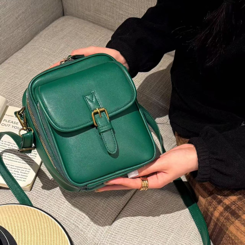PU crossbody torba s vertikalnim kvadratnim oblikom, zatvaranje na zip, unutarnji džepovi: džep sa zatvaračem, džep za telefon, džep za dokumente, unisex jednostruka naramenica