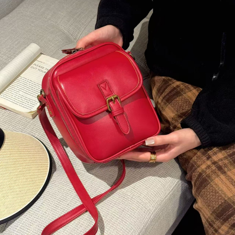 PU crossbody torba s vertikalnim kvadratnim oblikom, zatvaranje na zip, unutarnji džepovi: džep sa zatvaračem, džep za telefon, džep za dokumente, unisex jednostruka naramenica
