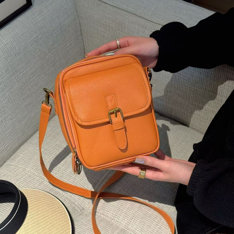 PU crossbody torba s vertikalnim kvadratnim oblikom, zatvaranje na zip, unutarnji džepovi: džep sa zatvaračem, džep za telefon, džep za dokumente, unisex jednostruka naramenica