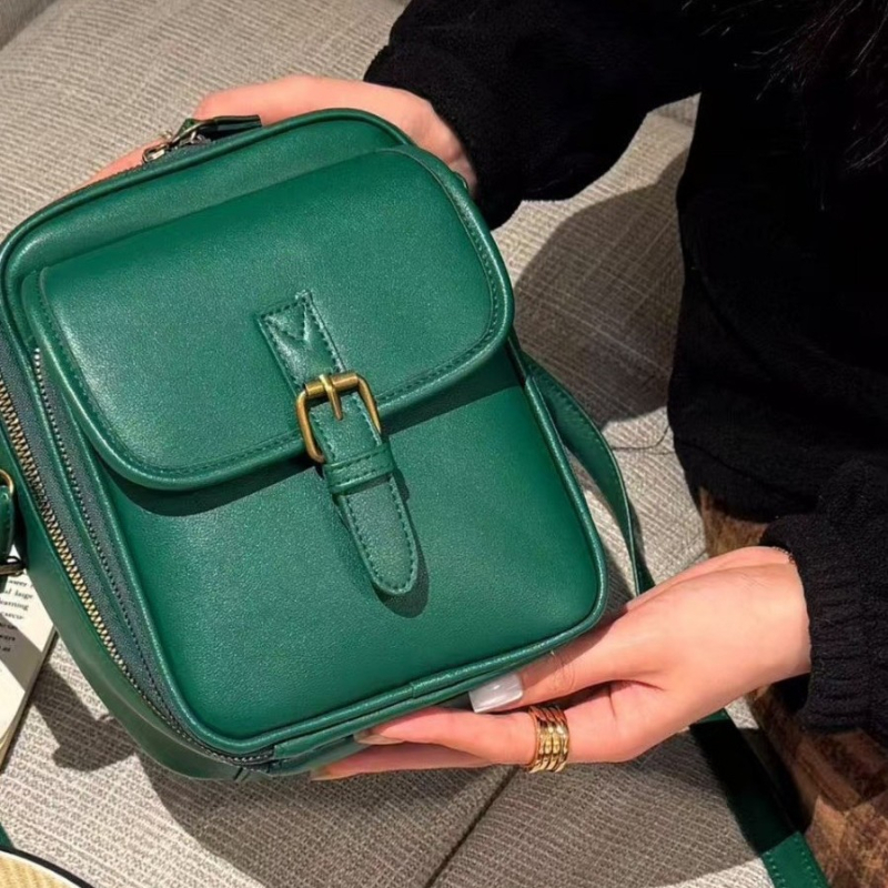 PU crossbody torba s vertikalnim kvadratnim oblikom, zatvaranje na zip, unutarnji džepovi: džep sa zatvaračem, džep za telefon, džep za dokumente, unisex jednostruka naramenica