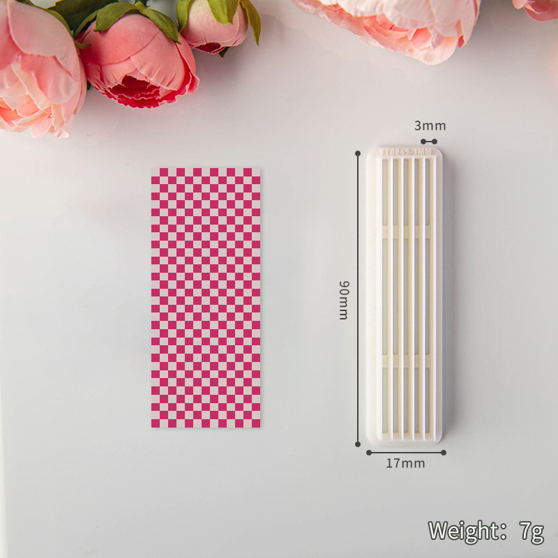 Форма за изработка на обици от глина: шахматен модел и геометрични ленти за изработка на накити