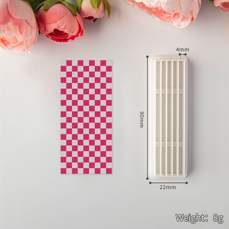 Форма за изработка на обици от глина: шахматен модел и геометрични ленти за изработка на накити