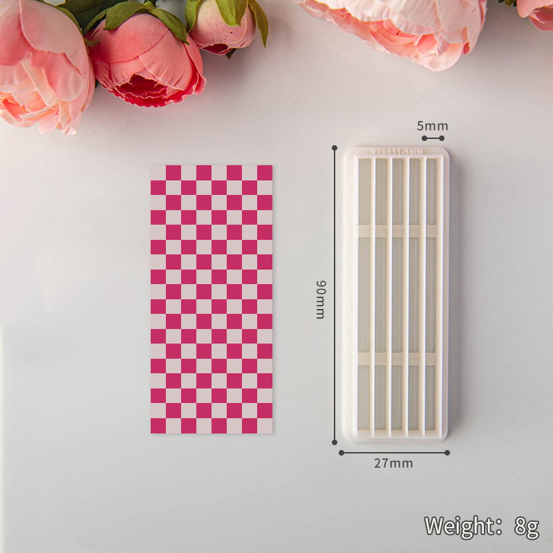 Форма за изработка на обици от глина: шахматен модел и геометрични ленти за изработка на накити