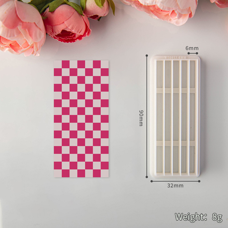 Форма за изработка на обици от глина: шахматен модел и геометрични ленти за изработка на накити