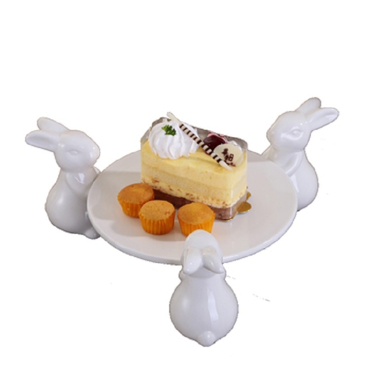 Porcelanski tanjur za desert s motivom zeca, nepravilnog oblika, ispod glazure, pogodan za mikrovalnu