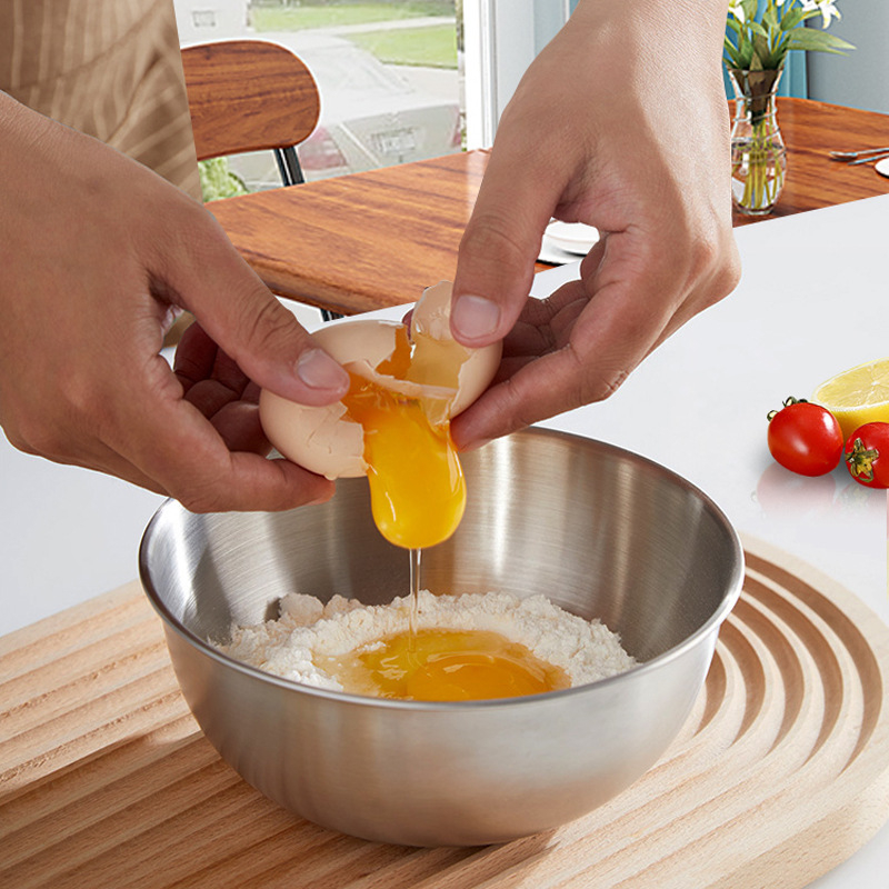 Rozsdamentes acélból készült salátás tál, kör alakú, modern minimalista stílus, csiszolt felület, testreszabható és logó nyomtatható