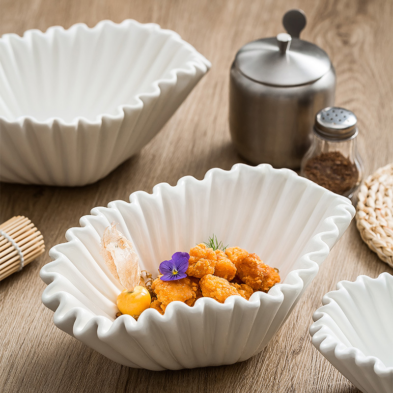 Porcelán salátás tál, szabálytalan forma, modern minimalizmus, alglazúrozott felület, mikrohullámú sütőben használható